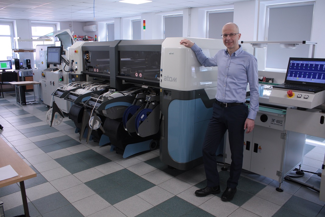 Bitstream CEO Dariusz Pietrzyk alongside the new Atom3