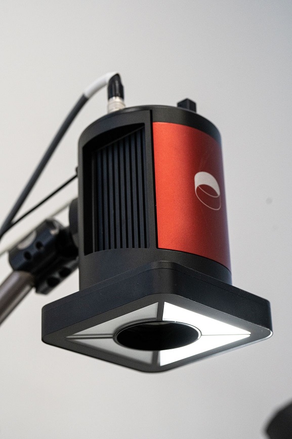 TIN257 The S70 Gen.2 takes images with different light intensity and direction and fuses them into a single reflection less image